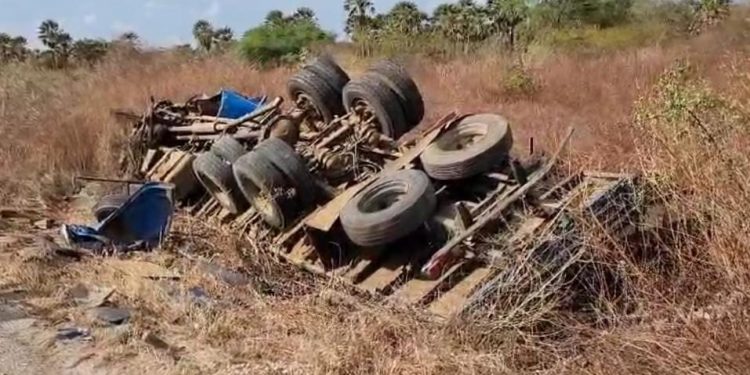 Caminhão tomba na BR-304 e deixa motorista e auxiliar com escoriações leves