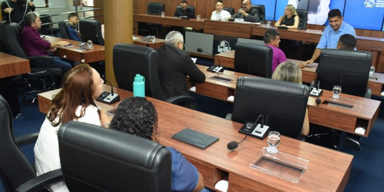 Com presença de apenas quatro vereadores, Câmara realiza audiência para prestação de contas da Saúde