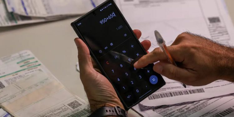 Endividamento avança em novembro, mas perfil das dívidas aponta uso mais consciente do crédito