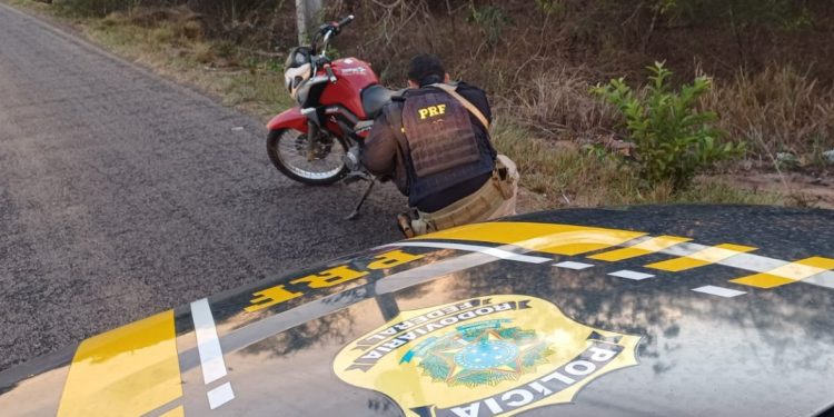 Motociclista empina moto em frente à viatura da PRF e é preso na BR-406