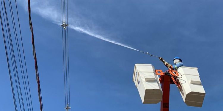 Cosern inicia lavagem de mais de 240 quilômetros de rede elétrica em cidades do litoral