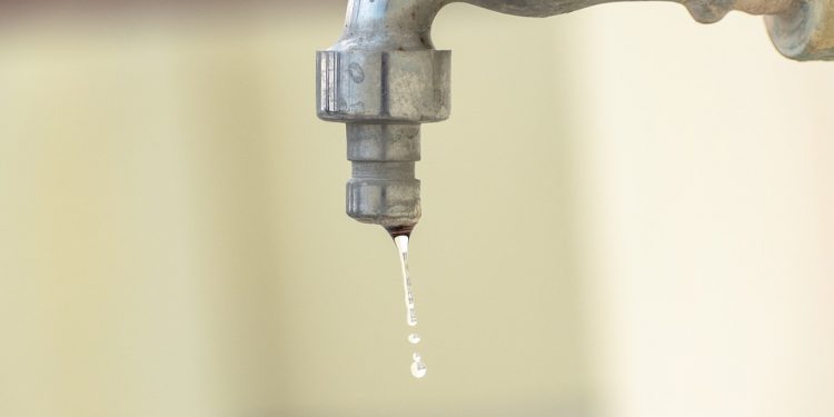 Caern suspende abastecimento de água em comunidades rurais de Caraúbas por dois dias