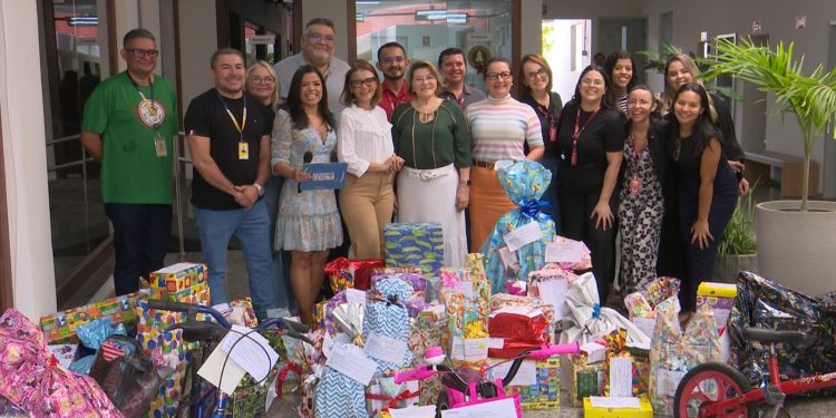 Colaboradores da TCM aderem à campanha Papai Noel dos Correios e entregam presentes
