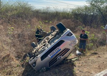 Veículo capota na BR-304 em Mossoró