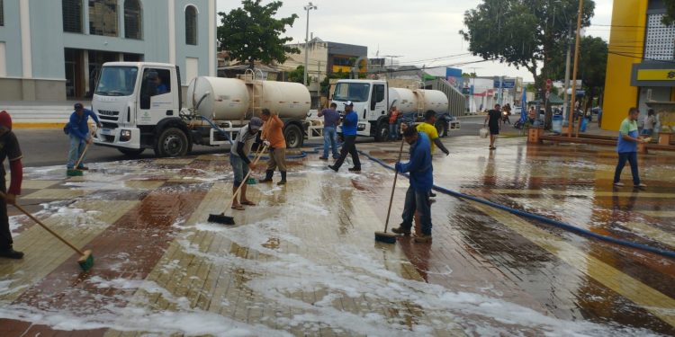 Após reclamações, Prefeitura realiza limpeza na praça da Catedral