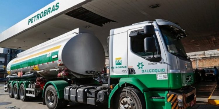 Petrobras anuncia aumento no valor do litro do diesel para as distribuidoras