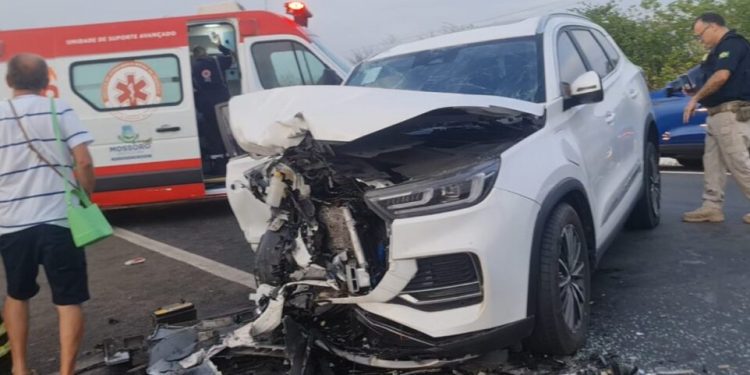 Três pessoas ficam feridas em grave acidente na BR-304, em Mossoró