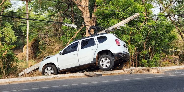 Carro atravessa meio-fio e bate em poste na Av. Leste Oeste