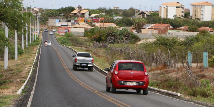 Governadora entrega restauração da rodovia Tibau-Grossos