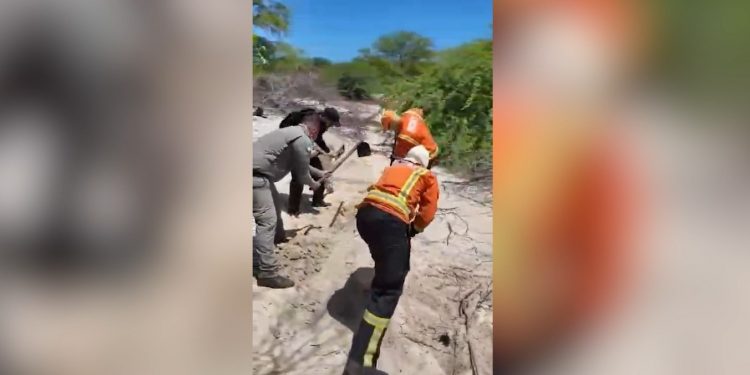 Polícia Civil prende suspeitos e encontra corpo enterrado em área de dunas em Porto do Mangue