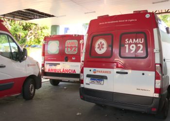 Ambulâncias do SAMU ficam paradas no HRTM por falta de macas no hospital