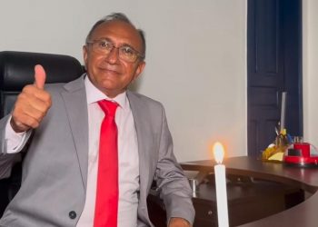 Prefeito assume gestão de São Rafael à luz de velas