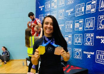 Lutadora mossoroense é campeã de jiu-jítsu na Inglaterra