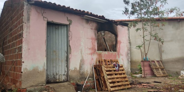 Mulher morre carbonizada em incêndio no Parque Universitário; filho consegue se salvar