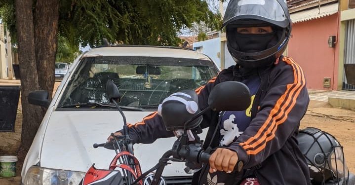 Mulher no comando: dona de casa dirige moto por aplicativo e atende público feminino
