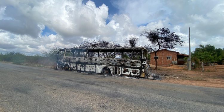 Ônibus é destruído por incêndio na Estrada do Melão em Mossoró