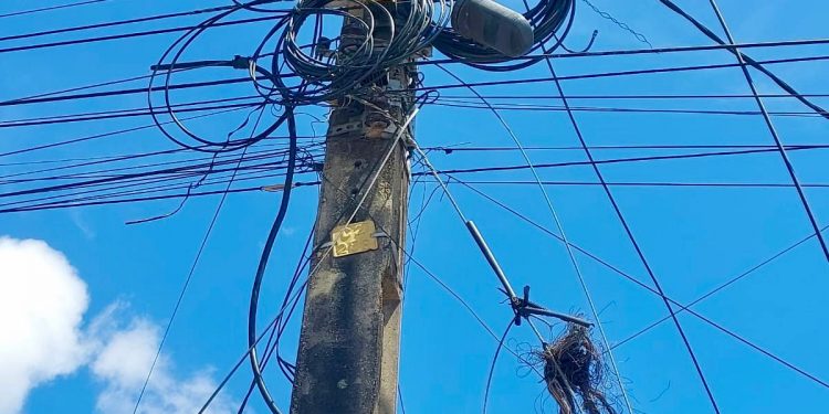 Assú e Mossoró lideram lista de municípios com cabos irregulares instalados em postes elétricos
