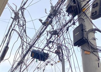 Cosern retira mais de 600 quilos de cabos irregulares em postes do Camelódromo de Mossoró