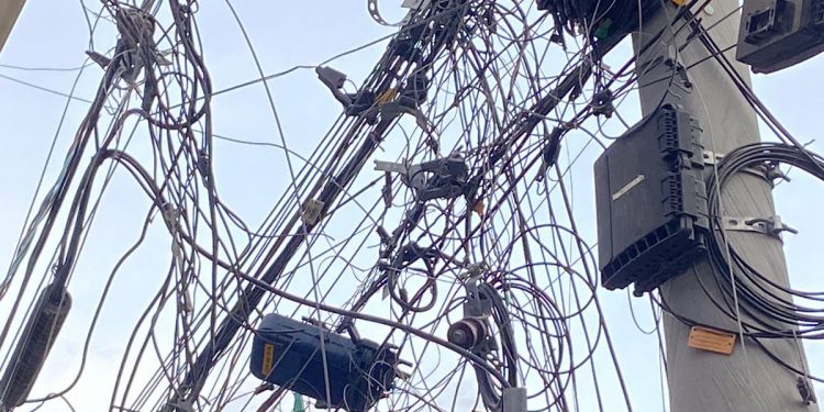 Cosern retira mais de 600 quilos de cabos irregulares em postes do Camelódromo de Mossoró