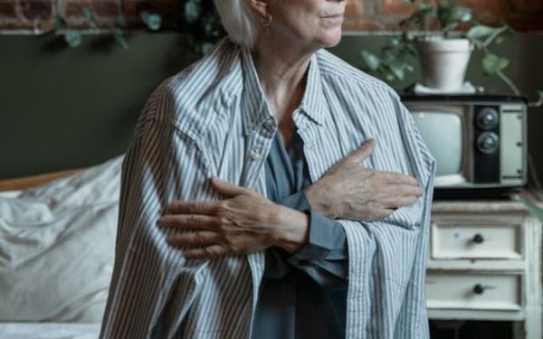 Justiça determina afastamento de filho acusado de agredir mãe idosa em Mossoró