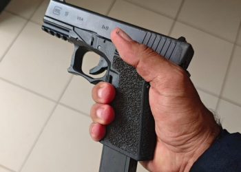 PRF apreende pistola de fabricação norte-americana e detém condutor na BR-304, em Lajes
