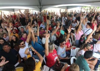 Professores da rede estadual rejeitam proposta do Governo e votarão greve no dia 25