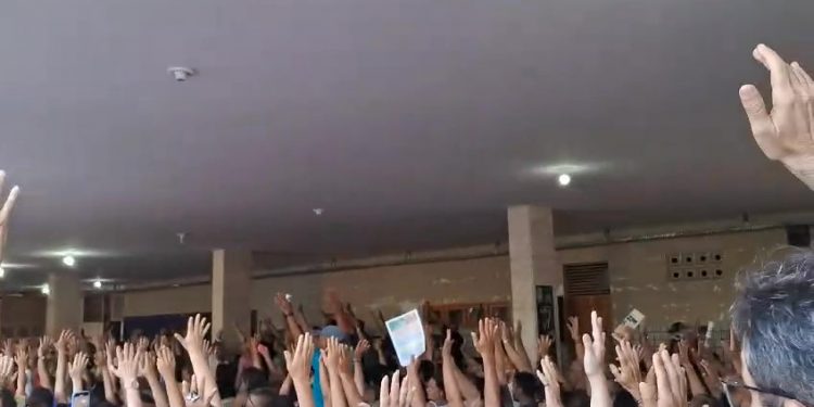 Professores aprovam greve por tempo indeterminado na rede estadual