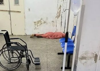 HRTM nega falta de assistência a paciente fotografado em chão do hospital