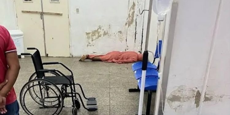 HRTM nega falta de assistência a paciente fotografado em chão do hospital