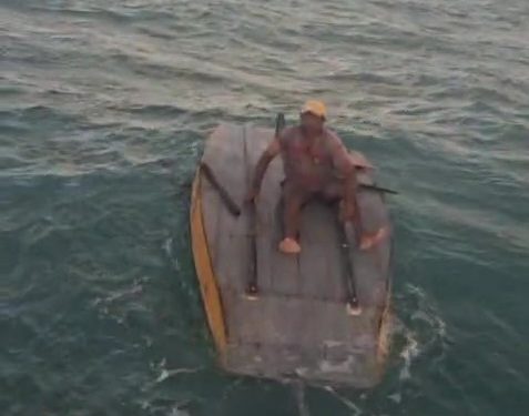 Pescador de Grossos é resgatado após ficar 14 horas em alto-mar