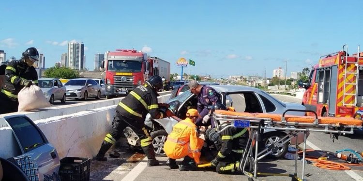 Acidente com dois carros é registrado no viaduto do Abolição III, em Mossoró