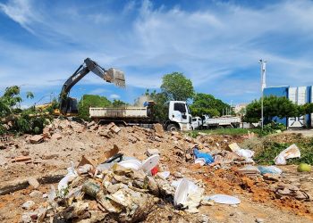 Antigo prédio da Defur no Abolição II é demolido pela Prefeitura