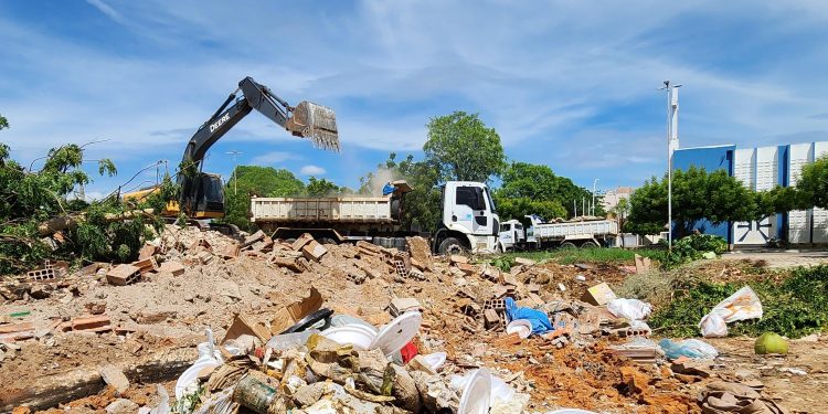 Antigo prédio da Defur no Abolição II é demolido pela Prefeitura