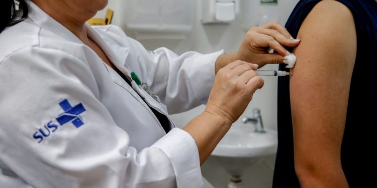 Saúde amplia recomendação da vacina da dengue, de acordo com vencimento