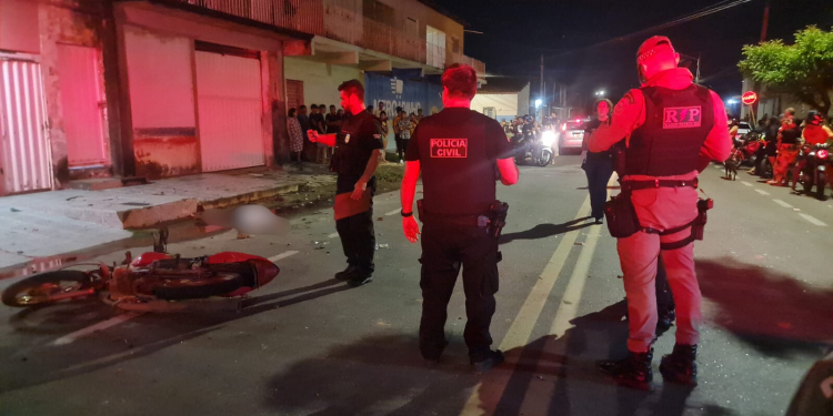 Após roubo de moto, dupla sofre acidente e um suspeito morre no bairro Santo Antônio