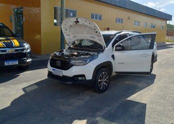 PRF recupera veículo roubado e prende motorista em Caicó