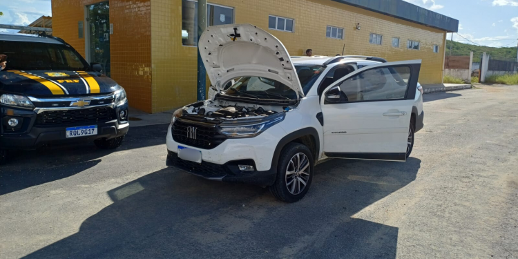 PRF recupera veículo roubado e prende motorista em Caicó