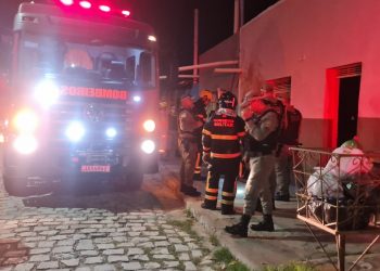 Em surto, homem ateia fogo na própria casa em Mossoró