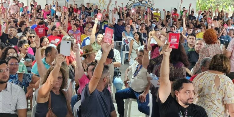 Professores encerram greve na rede estadual