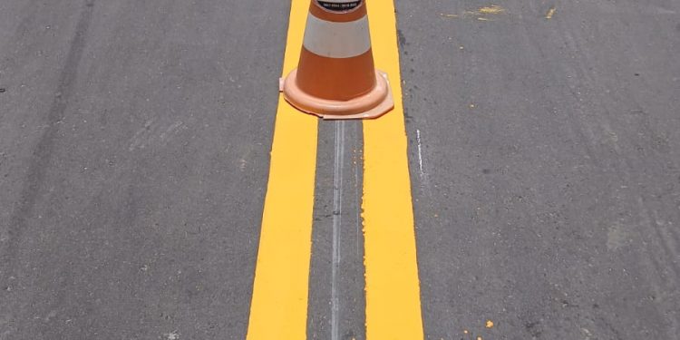 Caern faz pintura de faixas centrais na Avenida Alberto Maranhão neste final de semana