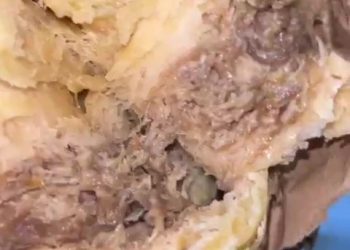 Estudante denuncia larva encontrada dentro de salgado na Uern