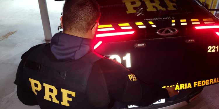 PRF prende homem em flagrante por violência doméstica em Apodi durante Operação Carnaval