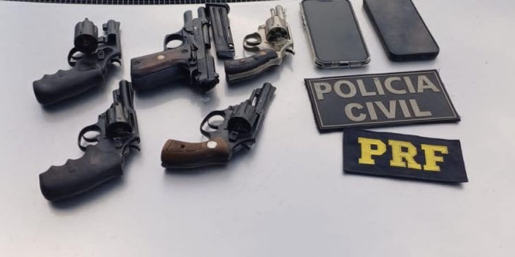 Casal é preso transportando armas de fogo na BR-304 em Mossoró