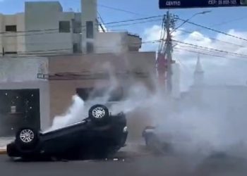 Carro capota após colidir com outro veículo na Avenida Rio Branco
