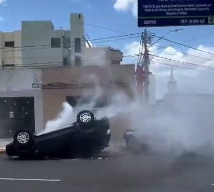 Carro capota após colidir com outro veículo na Avenida Rio Branco