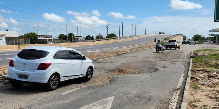 Após problemas estruturais, construtora confirma reparo na pavimentação de via marginal à BR-304