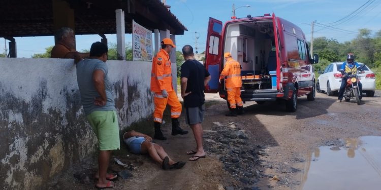 Idosa sofre acidente na entrada do Bairro Bom Jesus ao desviar de buraco