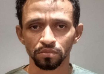 Tentativa de assalto a loja de celulares em Assú termina com suspeito preso, mulher baleada e menor apreendida