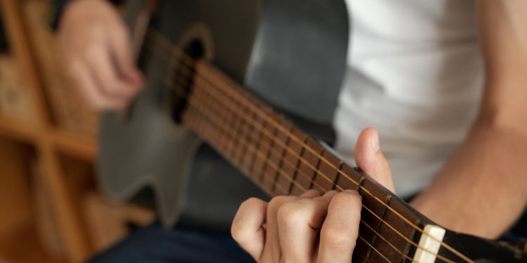 Sesi Escola Mossoró oferece oficinas gratuitas de violão e teatro