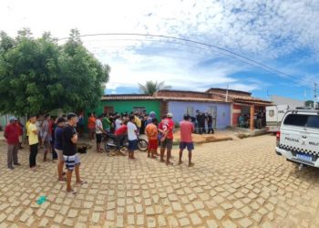 Em Baraúna, criminosos se passando por policiais invadem casa, executam rival e ateiam fogo em carro